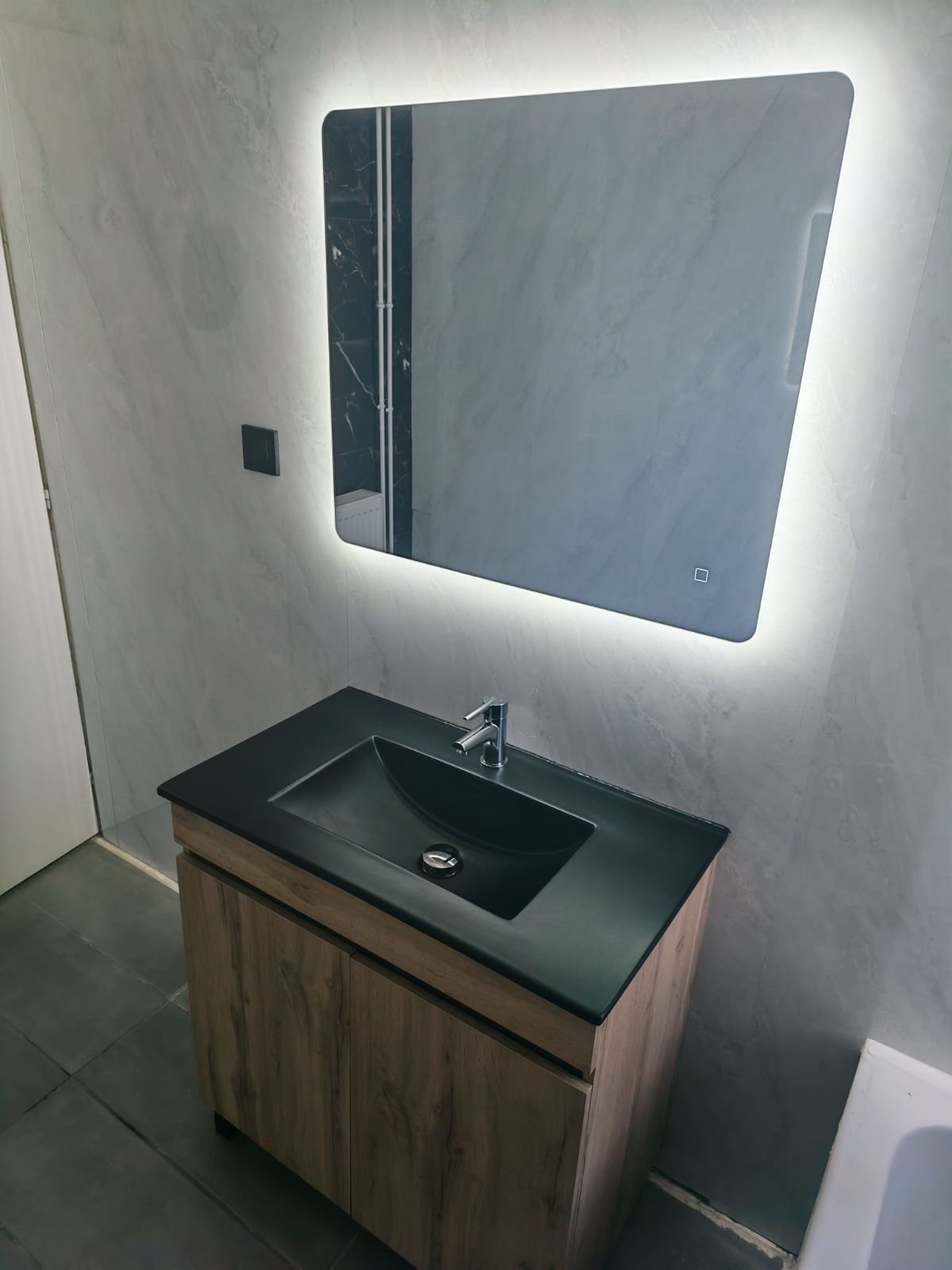 Meuble vasque et miroir rétroéclairé posés par Thib'eau
