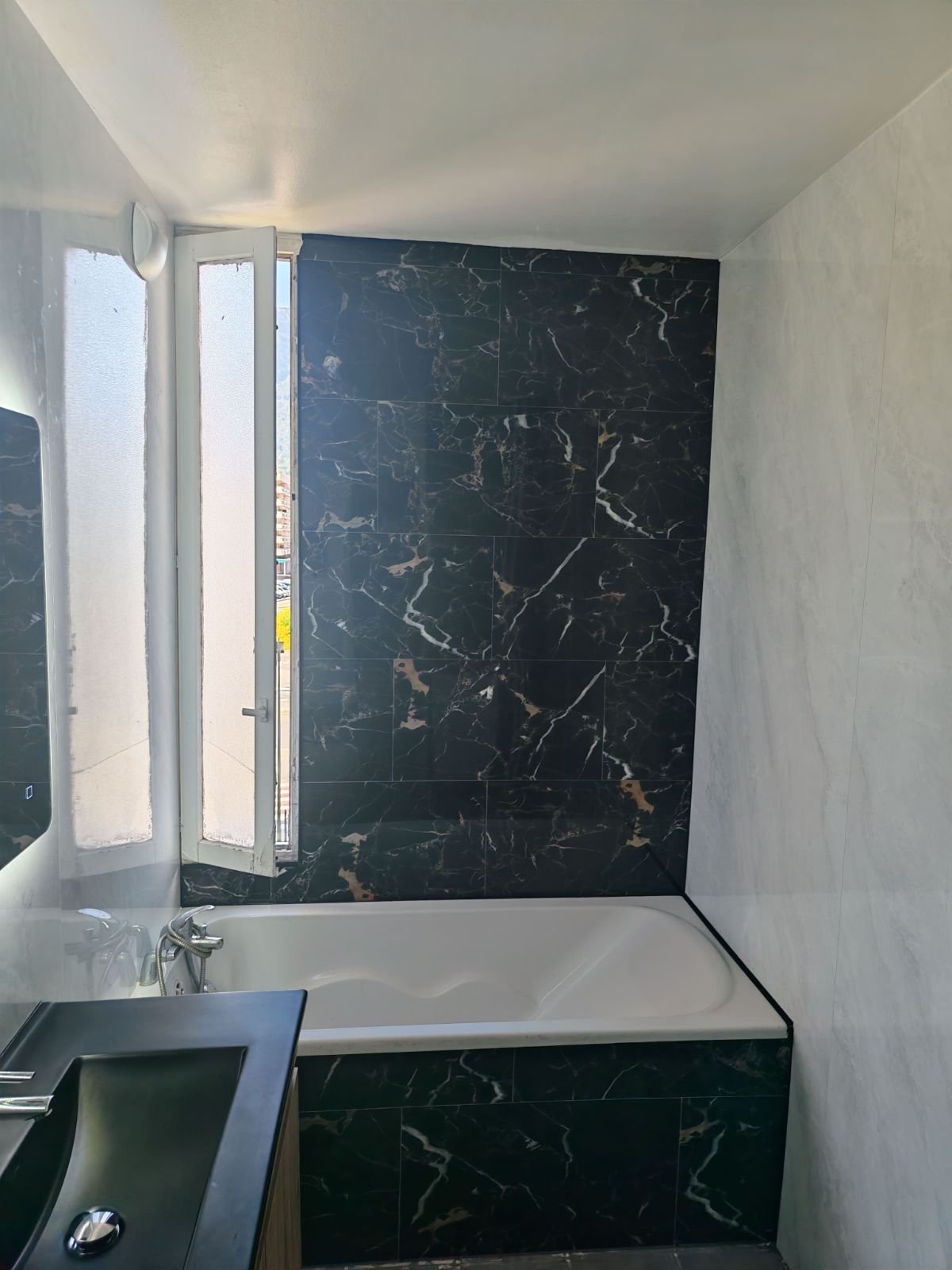 Salle de bain en marbre noir