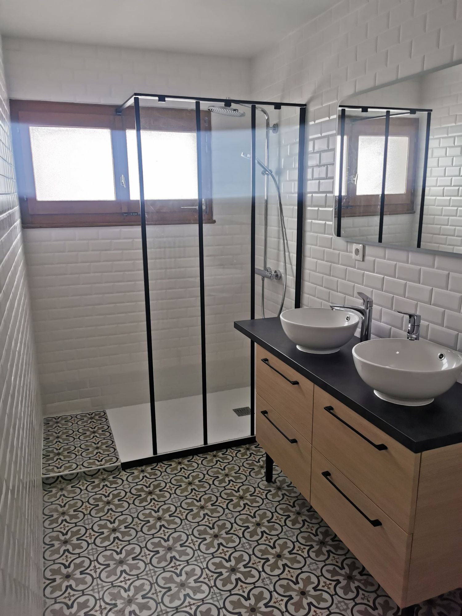 Douche à l'italienne et paroi verrière